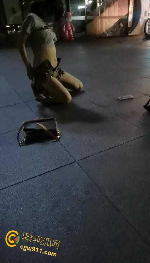 最佳损友一美女喝多了,竟旁若无人脱下牛仔短裙,直接随地大小便,这小翘臀也是又大又白!