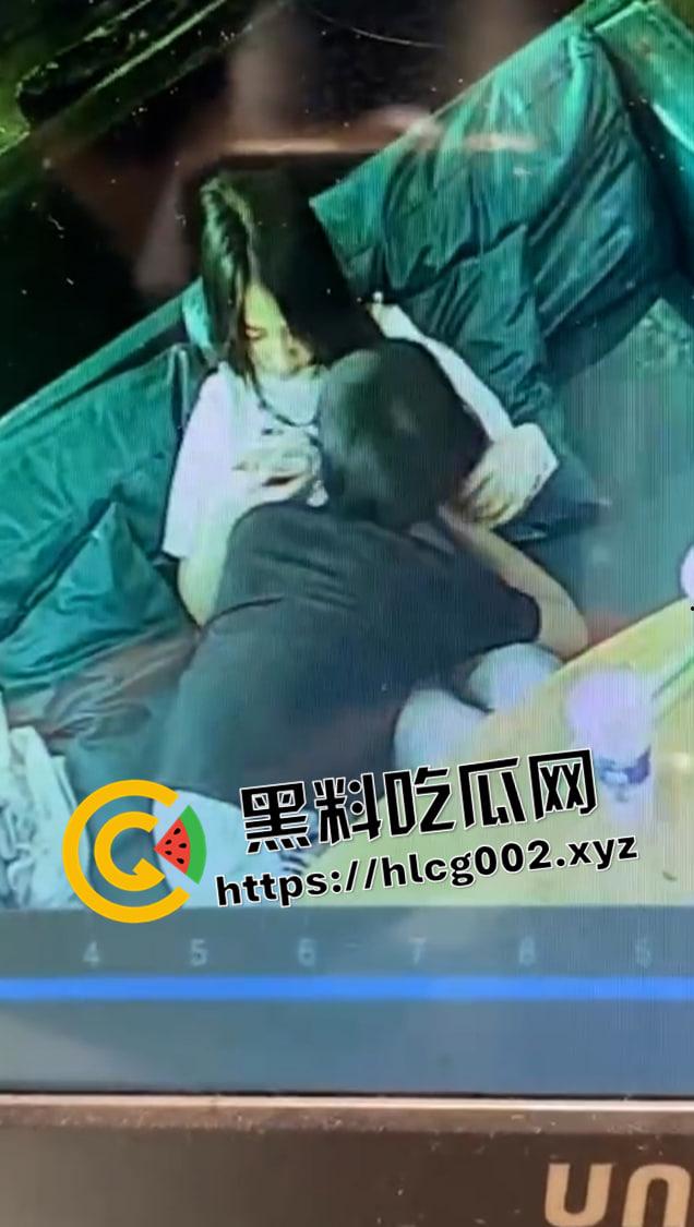 广西玉林仙尼奶茶店口交 初级中学【孙晓慧】在校高冷女神 在外反差风骚当众口交