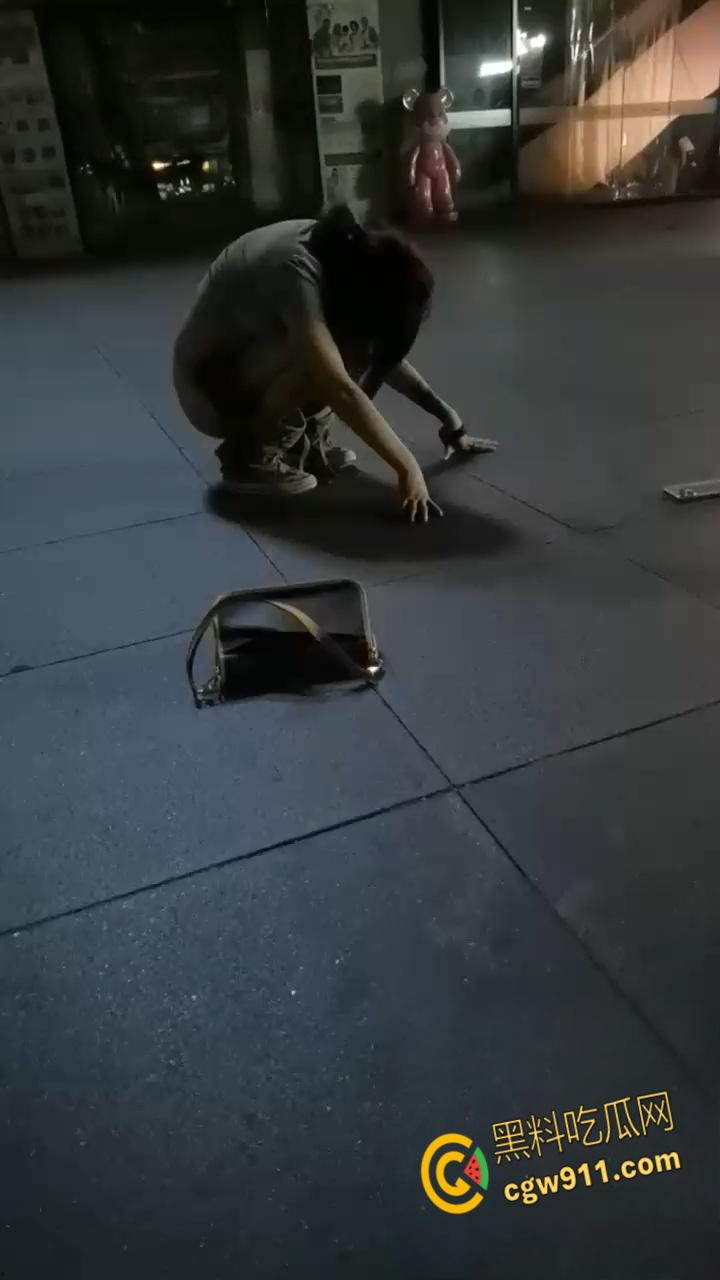 最佳损友一美女喝多了,竟旁若无人脱下牛仔短裙,直接随地大小便,这小翘臀也是又大又白!