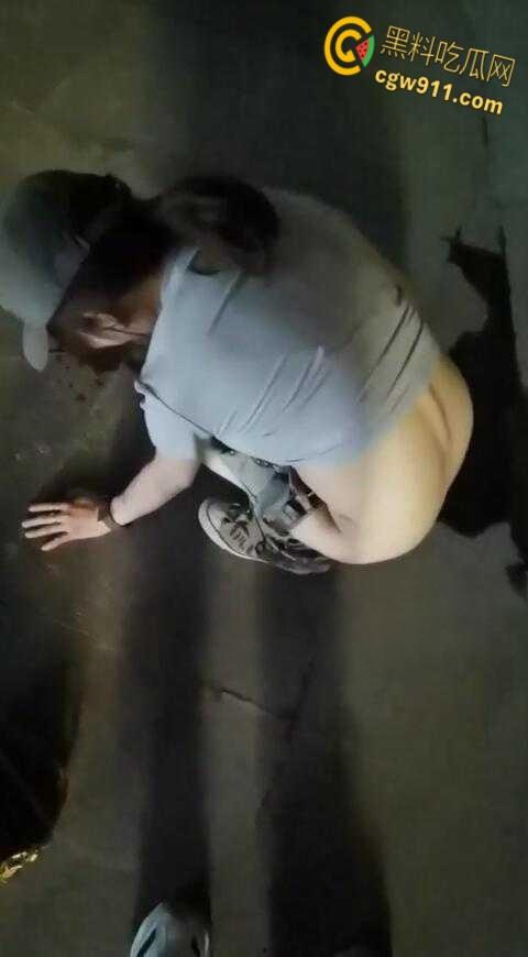 最佳损友一美女喝多了,竟旁若无人脱下牛仔短裙,直接随地大小便,这小翘臀也是又大又白!