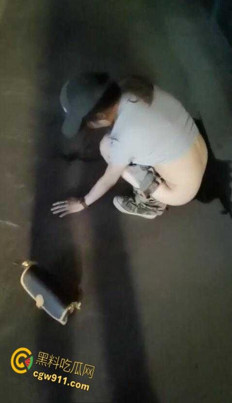 最佳损友一美女喝多了,竟旁若无人脱下牛仔短裙,直接随地大小便,这小翘臀也是又大又白!