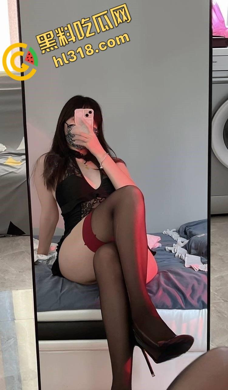 推特极品露出母狗【奶味泡芙】,白嫩身材各种户外私拍,电梯口全裸做爱,不料偶遇邻居魂都吓飞了 !