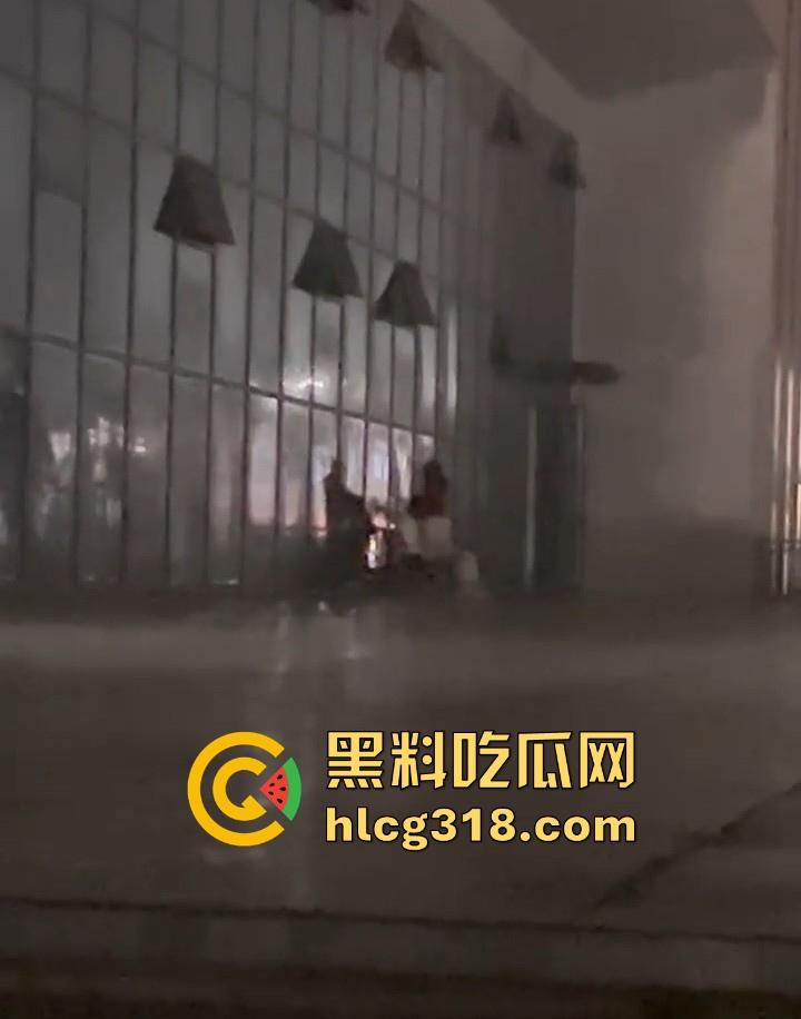 广西某职高情侣露出野战,在学校操场长椅激情啪啪,果然是年轻人开房钱都省了。