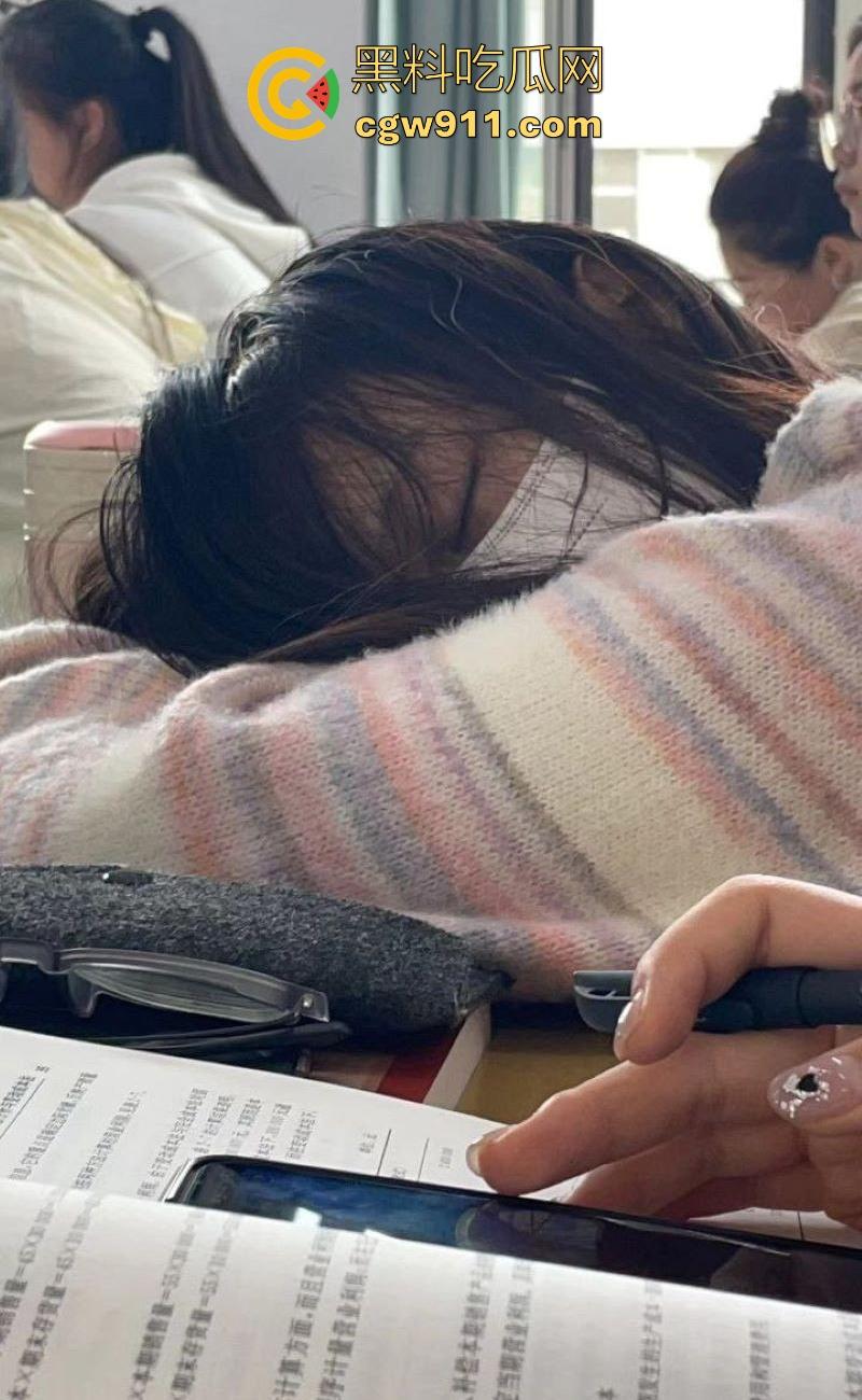 广西工商职业学院反差女大学生【林晓英】约炮调教视频曝光,女上位猛骑爽到叫爸爸,嫩穴紧裹棒身啪啪撞击!