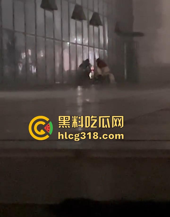 广西某职高情侣露出野战,在学校操场长椅激情啪啪,果然是年轻人开房钱都省了。