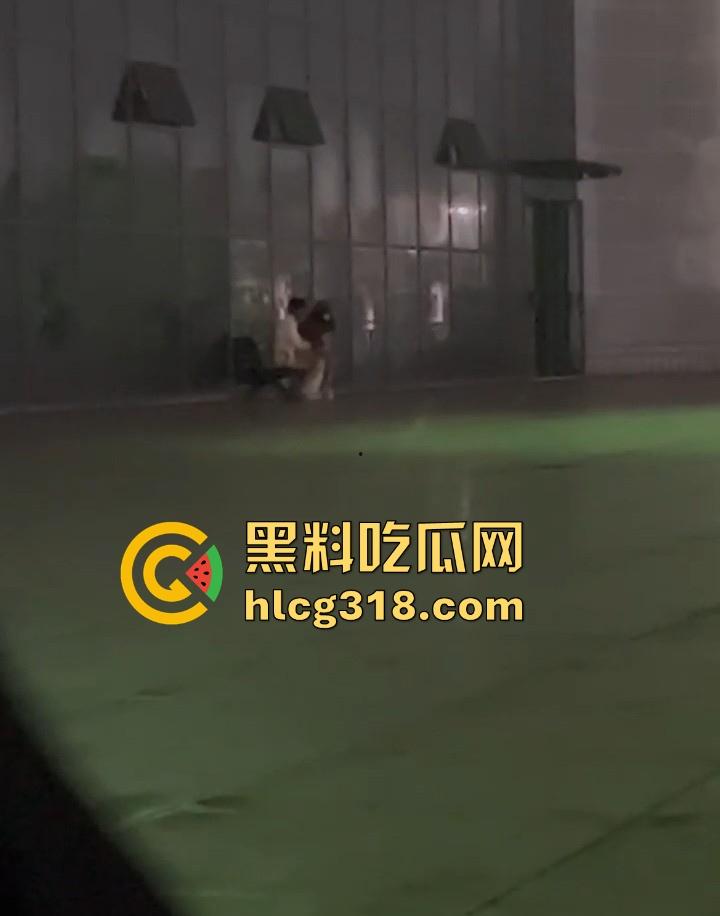 广西某职高情侣露出野战,在学校操场长椅激情啪啪,果然是年轻人开房钱都省了。