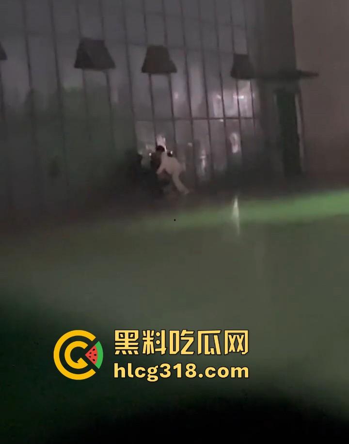 广西某职高情侣露出野战,在学校操场长椅激情啪啪,果然是年轻人开房钱都省了。