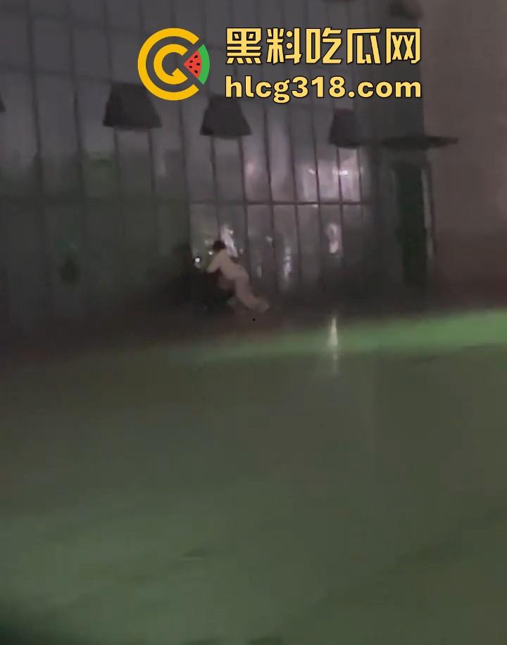 广西某职高情侣露出野战,在学校操场长椅激情啪啪,果然是年轻人开房钱都省了。