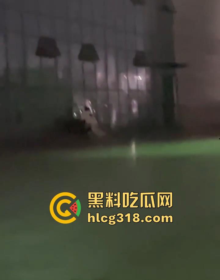 广西某职高情侣露出野战,在学校操场长椅激情啪啪,果然是年轻人开房钱都省了。