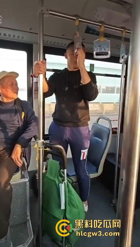 坦克小仙女坐公交大声喧哗反怼劝阻者 结果遇上硬茬 下车被骂到破防 大爷在车上笑得不行！