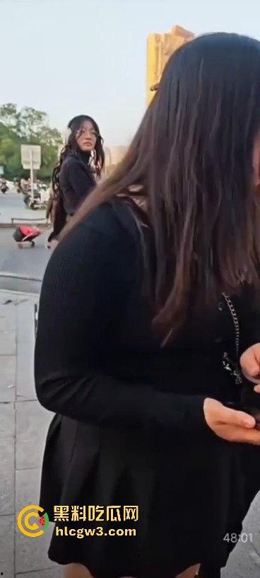 坦克小仙女坐公交大声喧哗反怼劝阻者 结果遇上硬茬 下车被骂到破防 大爷在车上笑得不行!