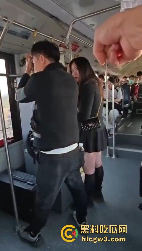 坦克小仙女坐公交大声喧哗反怼劝阻者 结果遇上硬茬 下车被骂到破防 大爷在车上笑得不行!