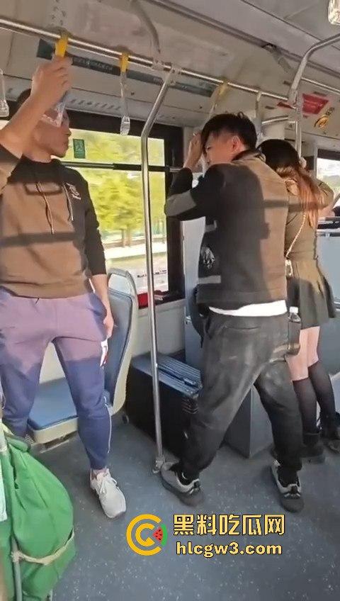 坦克小仙女坐公交大声喧哗反怼劝阻者 结果遇上硬茬 下车被骂到破防 大爷在车上笑得不行!