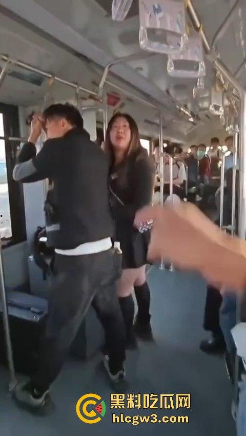 坦克小仙女坐公交大声喧哗反怼劝阻者 结果遇上硬茬 下车被骂到破防 大爷在车上笑得不行!