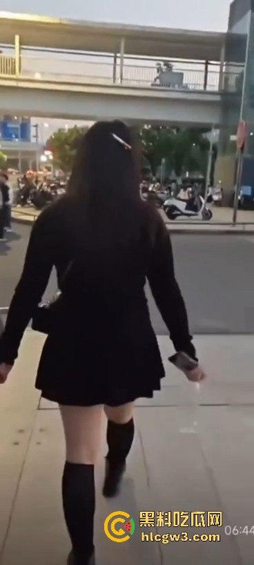 坦克小仙女坐公交大声喧哗反怼劝阻者 结果遇上硬茬 下车被骂到破防 大爷在车上笑得不行!