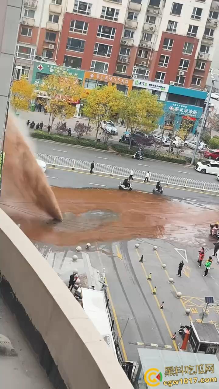 山西太原晋煤悦城，暖气主管道破裂嗷嗷喷水，高温热水裹挟泥沙喷涌而出，水柱高达数米 ！