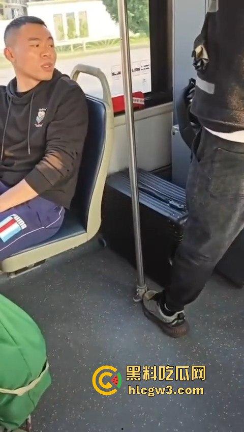 坦克小仙女坐公交大声喧哗反怼劝阻者 结果遇上硬茬 下车被骂到破防 大爷在车上笑得不行!