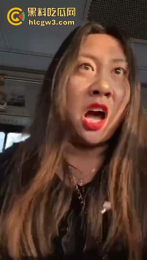 坦克小仙女坐公交大声喧哗反怼劝阻者 结果遇上硬茬 下车被骂到破防 大爷在车上笑得不行!