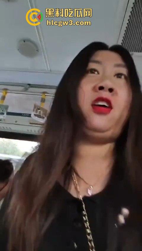 坦克小仙女坐公交大声喧哗反怼劝阻者 结果遇上硬茬 下车被骂到破防 大爷在车上笑得不行!