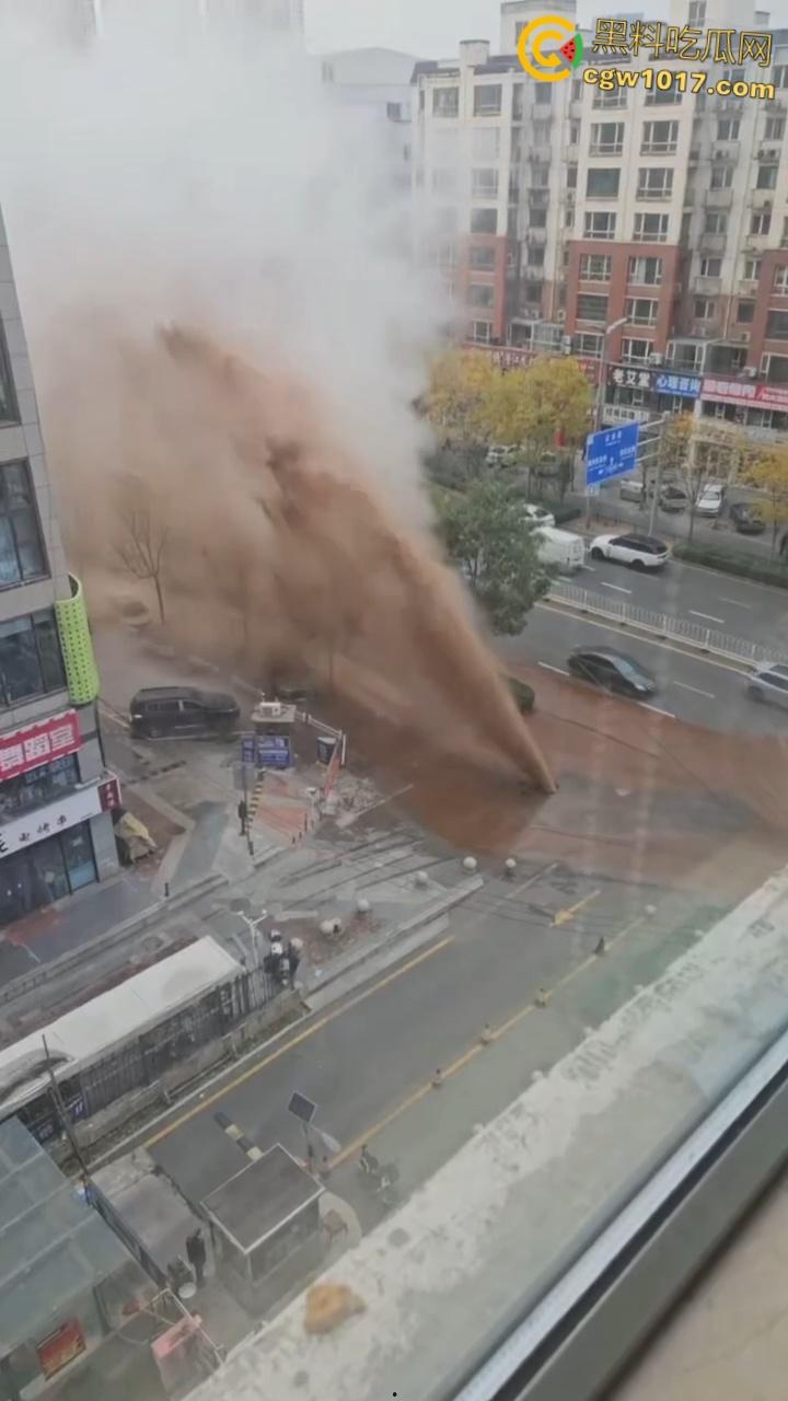 山西太原晋煤悦城,暖气主管道破裂嗷嗷喷水,高温热水裹挟泥沙喷涌而出,水柱高达数米 !