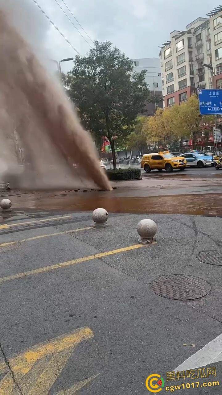 山西太原晋煤悦城,暖气主管道破裂嗷嗷喷水,高温热水裹挟泥沙喷涌而出,水柱高达数米 !