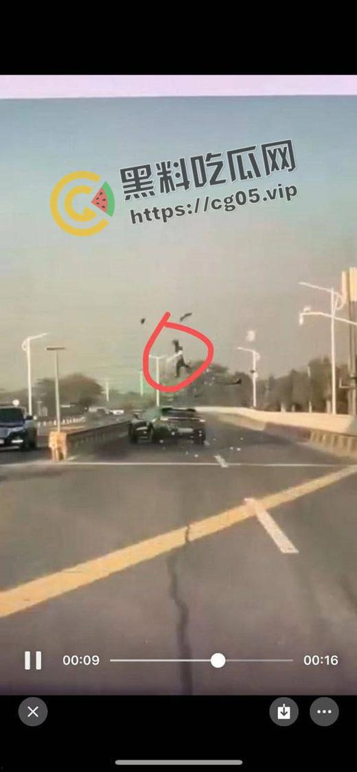 浙江极氪001撞死横穿马路路人 人头分离 整个脑浆撞出来了 现场血腥画面报告