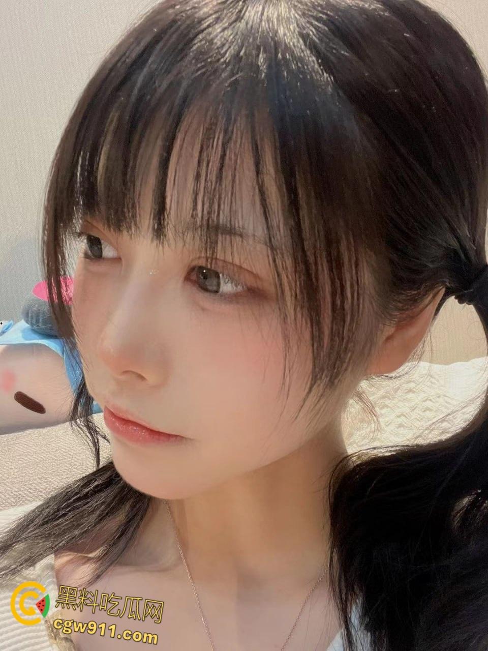 推特反差嫩妹【wink是可爱的wink】，清纯可爱英伦JK校服，小裙一掀白虎肛塞自慰，真是个迷人的小狐狸 ！