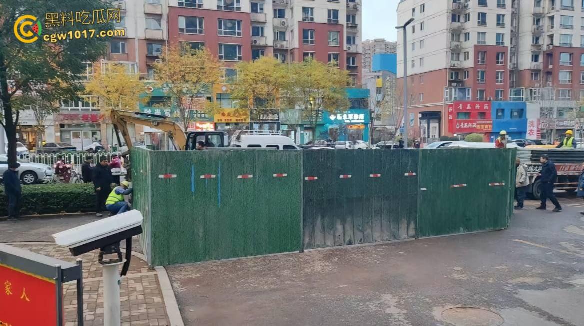 山西太原晋煤悦城,暖气主管道破裂嗷嗷喷水,高温热水裹挟泥沙喷涌而出,水柱高达数米 !