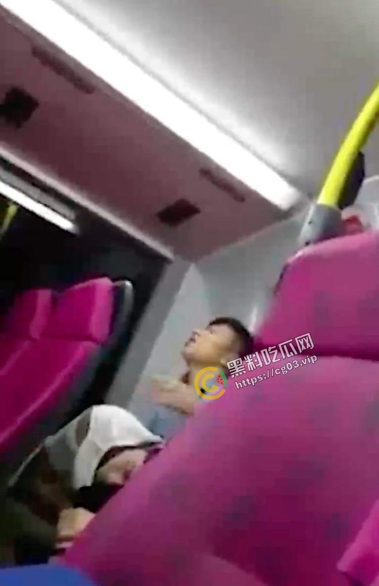 情侣高铁上面直接开扣 扣完还不忘记闻一下  滂臭！