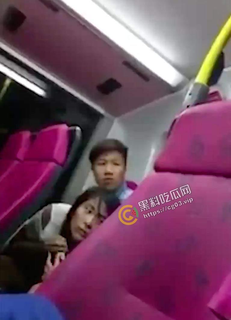 情侣高铁上面直接开扣 扣完还不忘记闻一下 滂臭!