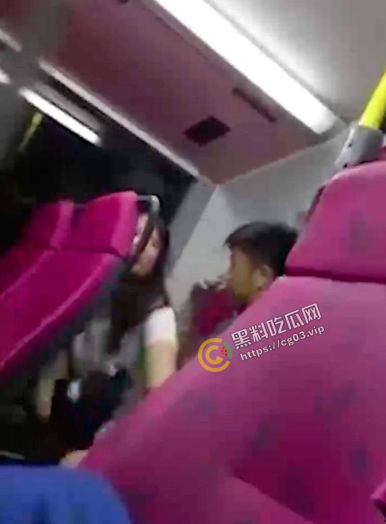 情侣高铁上面直接开扣 扣完还不忘记闻一下 滂臭!