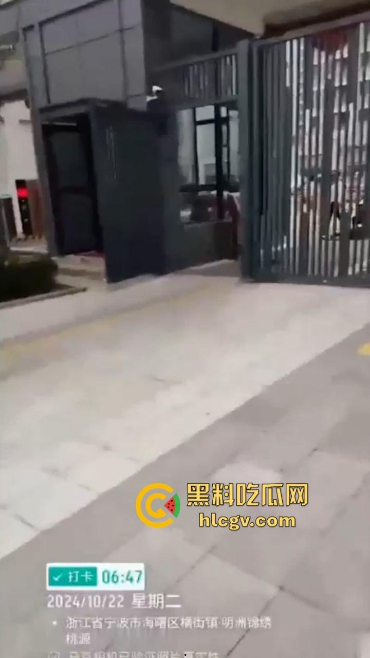 宁波海曙区一女子送孩子上学路上被人追砍 孩子的身受数刀 视频直击血腥现场