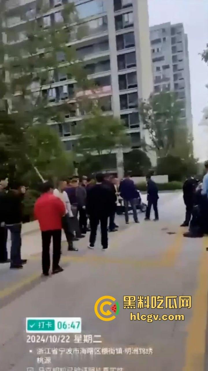 宁波海曙区一女子送孩子上学路上被人追砍 孩子的身受数刀 视频直击血腥现场