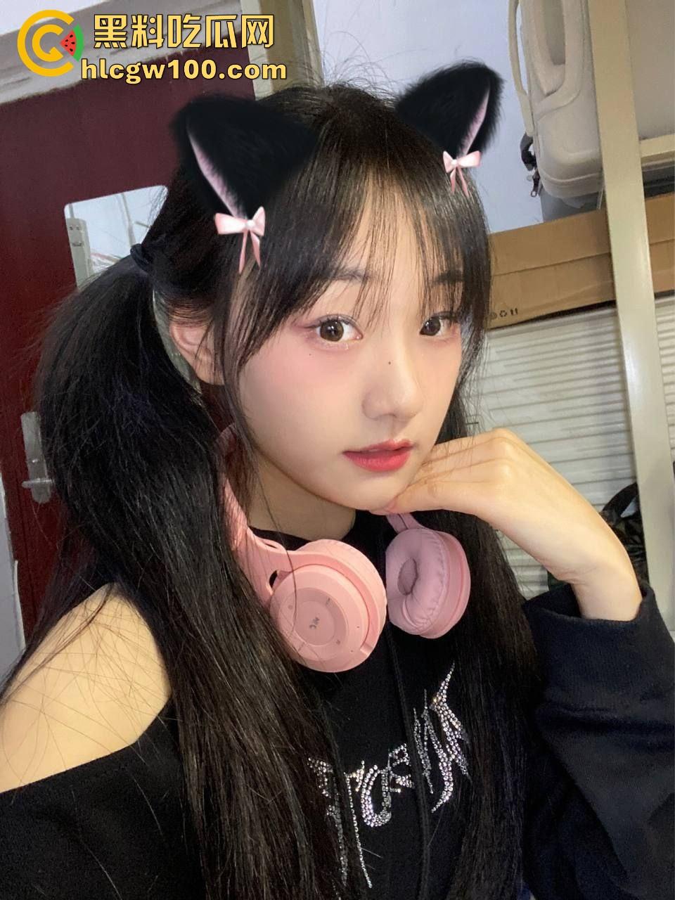 襄阳【冷佳桐】从害羞妹到骚浪货，交友平台聊来的嫩逼，插多了主动喊老公求操，舔逼还流黏液到嘴里！