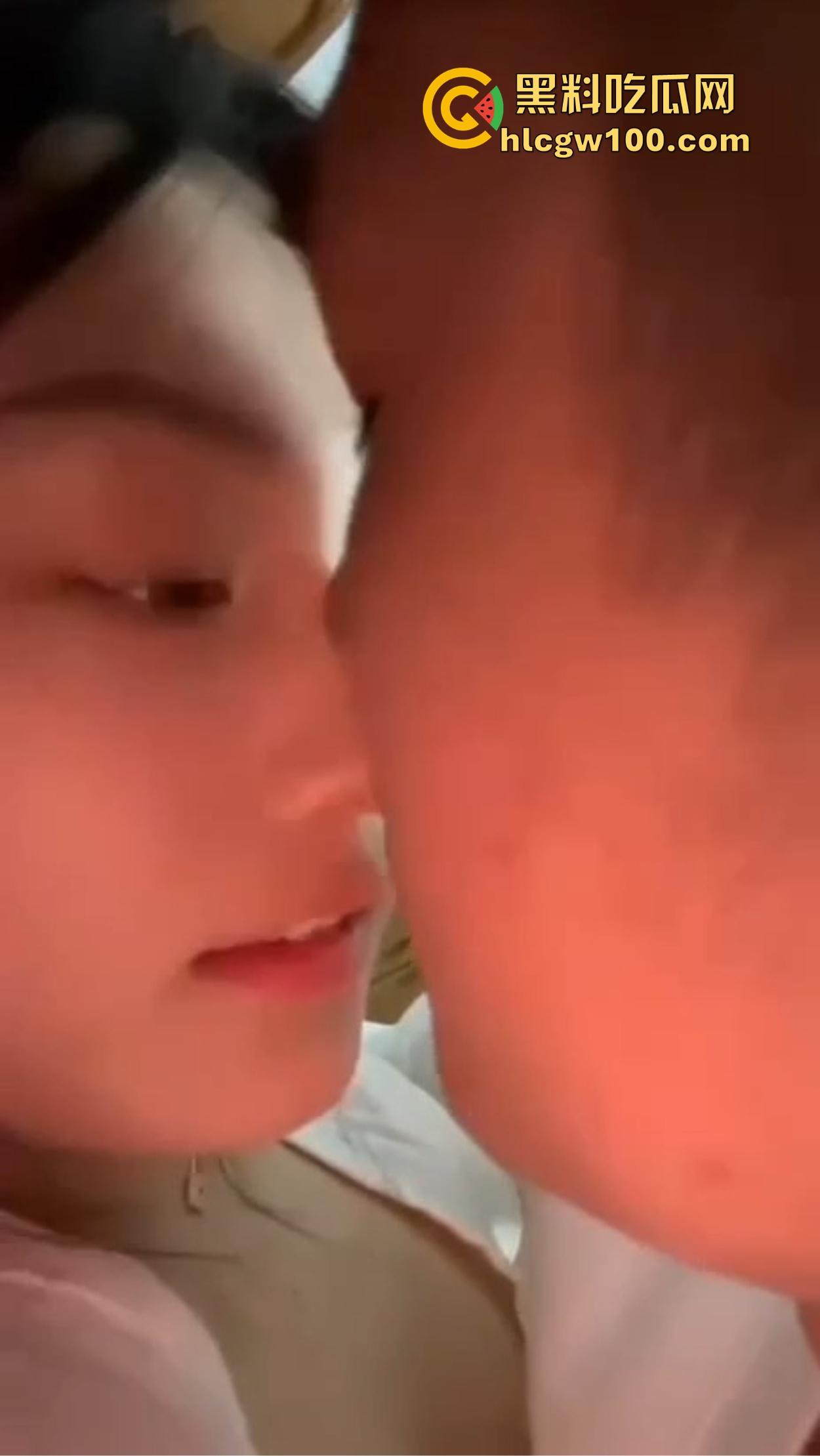 襄阳【冷佳桐】从害羞妹到骚浪货,交友平台聊来的嫩逼,插多了主动喊老公求操,舔逼还流黏液到嘴里!