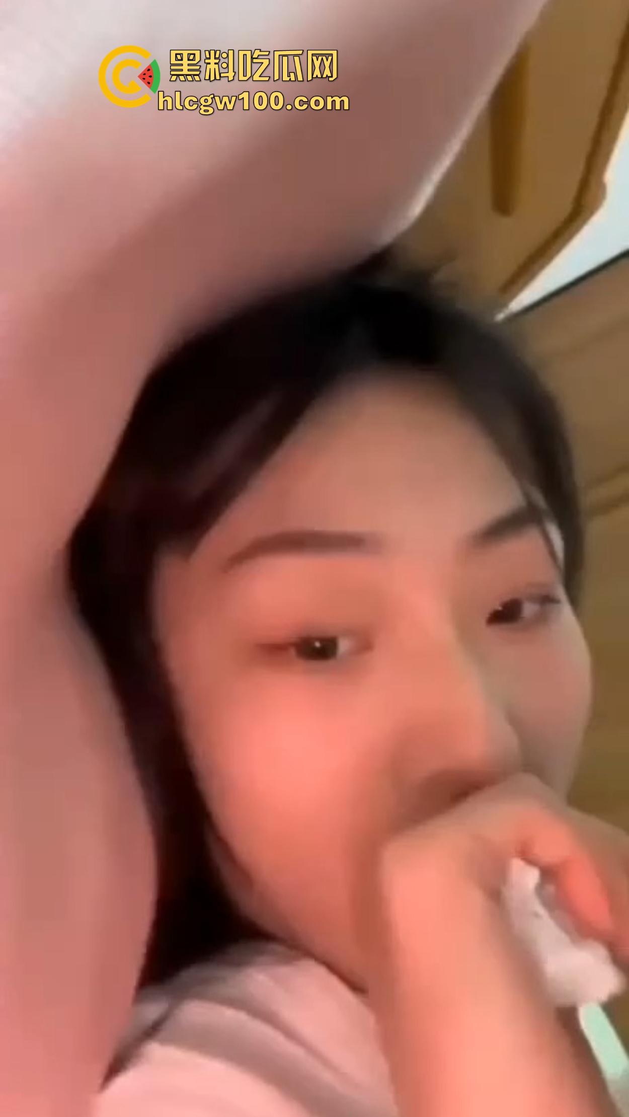 襄阳【冷佳桐】从害羞妹到骚浪货,交友平台聊来的嫩逼,插多了主动喊老公求操,舔逼还流黏液到嘴里!