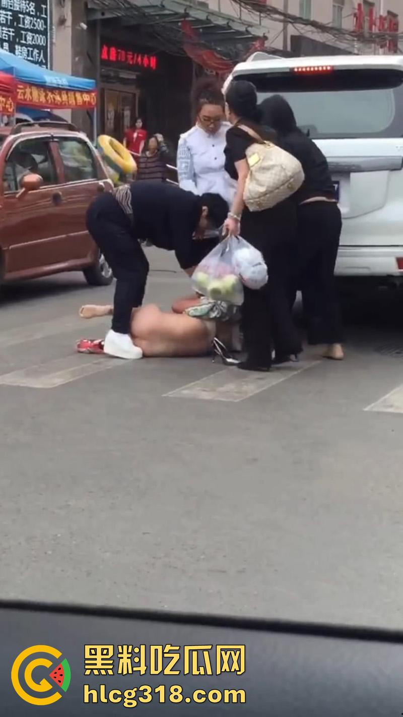 原配带姐妹当街扒光小三,翘臀美腿性感身材全裸露,暴力踹逼踢的美女嗷嗷叫,难怪老公会出轨呢!