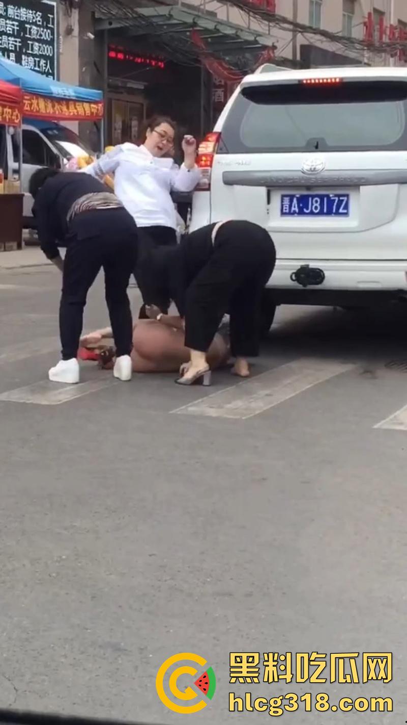 原配带姐妹当街扒光小三,翘臀美腿性感身材全裸露,暴力踹逼踢的美女嗷嗷叫,难怪老公会出轨呢!