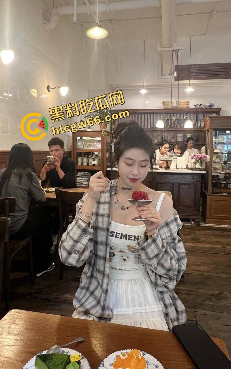 伦敦留学带回来的骚货,北京私企绿帽圈新宠『赵MR』处女开苞后入上瘾,嘴里叫哥哥心里装屌!