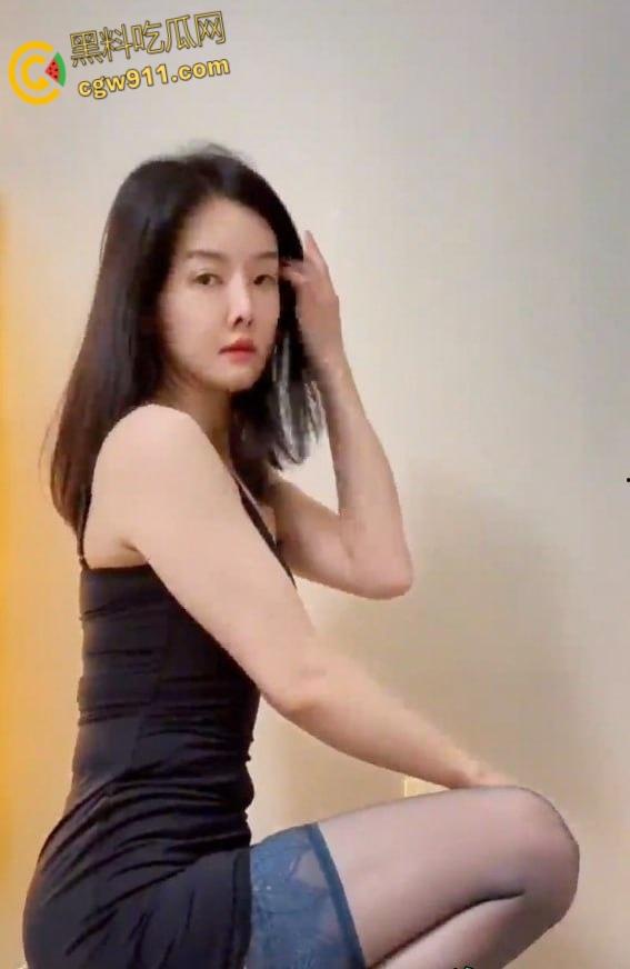 抖音网红【美车美商务咨询公司】,极品御姐擦边下海,各种掰逼自慰勾引金主,黑丝下粉穴若隐若现 !