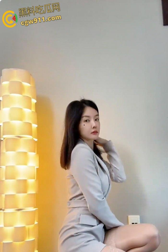 抖音网红【美车美商务咨询公司】,极品御姐擦边下海,各种掰逼自慰勾引金主,黑丝下粉穴若隐若现 !