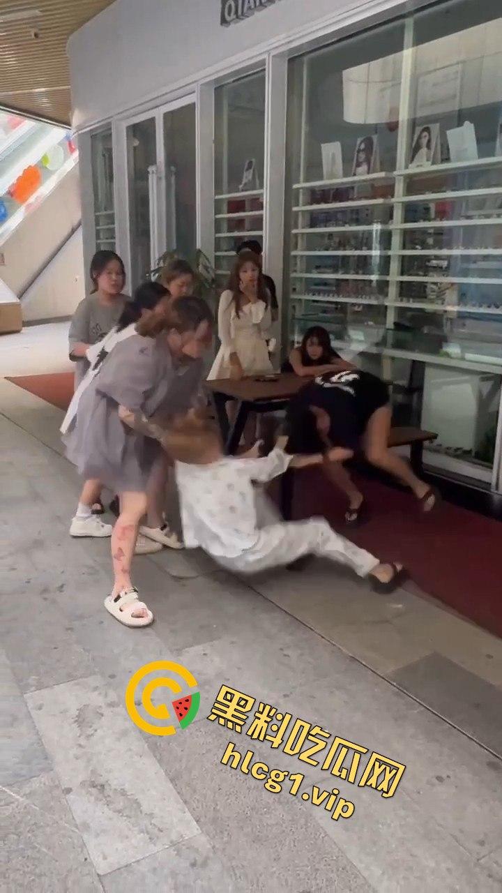 自贡市华商国际城上演精神小妹女人大战,场面火爆引人围观!