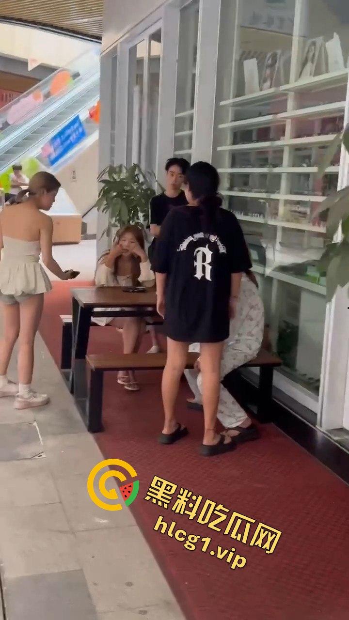 自贡市华商国际城上演精神小妹女人大战,场面火爆引人围观!