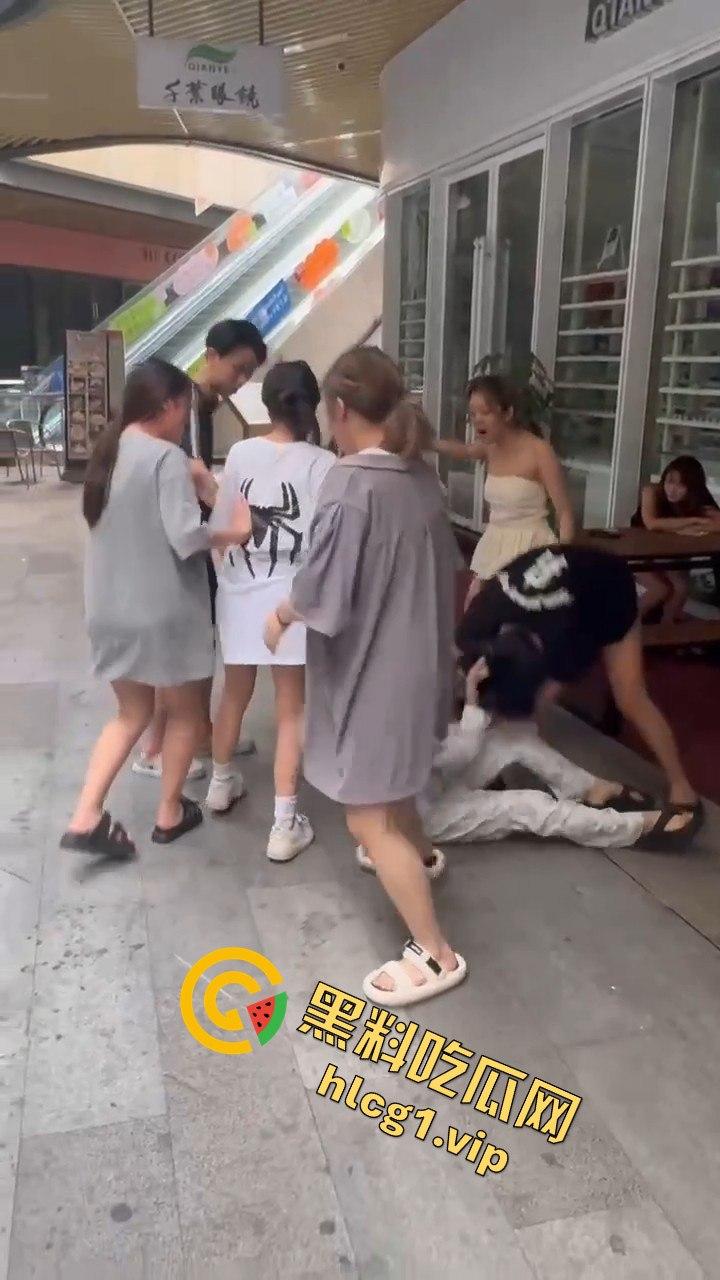 自贡市华商国际城上演精神小妹女人大战,场面火爆引人围观!