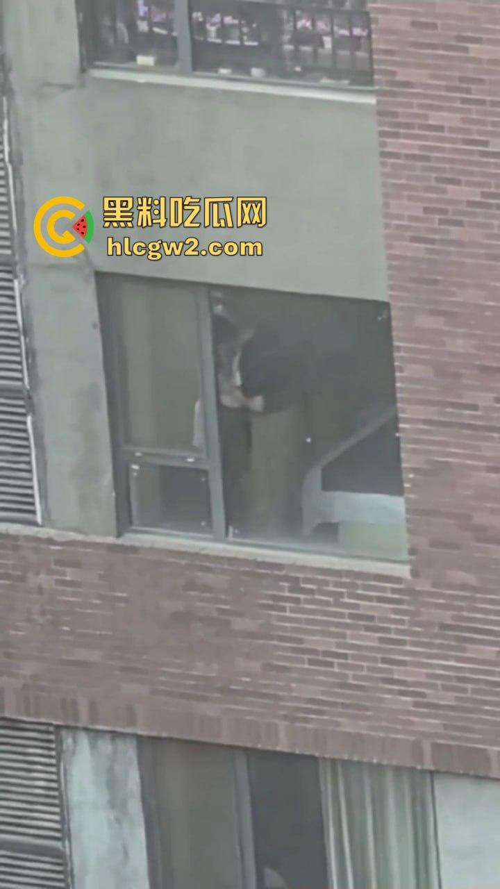 隔壁楼男子窗户边吊打女子调教 小皮鞭啪啪作响还疯狂RUA胸  奶子都反光了这拍视频的哥们真是个神！