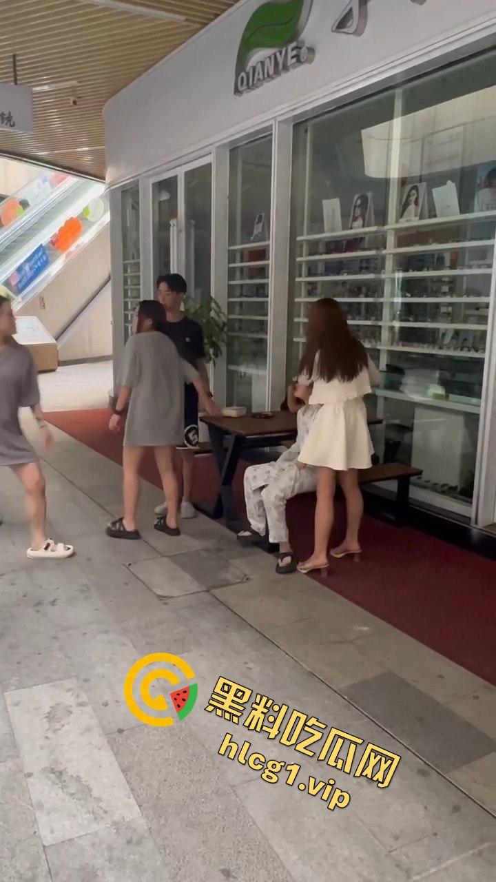 自贡市华商国际城上演精神小妹女人大战,场面火爆引人围观!