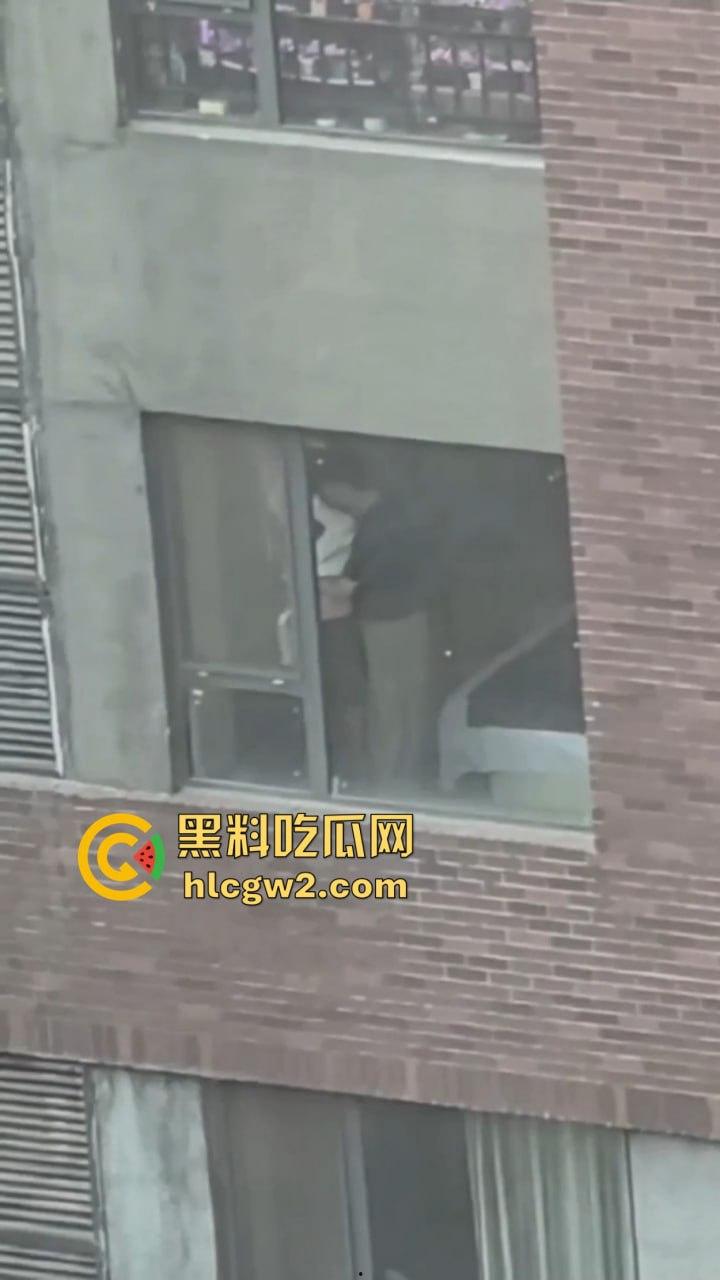 隔壁楼男子窗户边吊打女子调教 小皮鞭啪啪作响还疯狂RUA胸 奶子都反光了这拍视频的哥们真是个神!