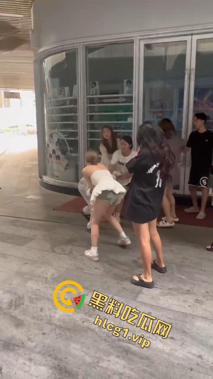自贡市华商国际城上演精神小妹女人大战,场面火爆引人围观!