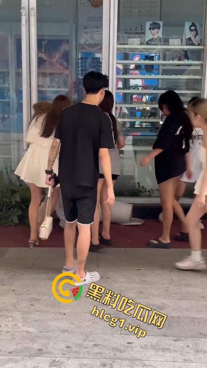 自贡市华商国际城上演精神小妹女人大战,场面火爆引人围观!