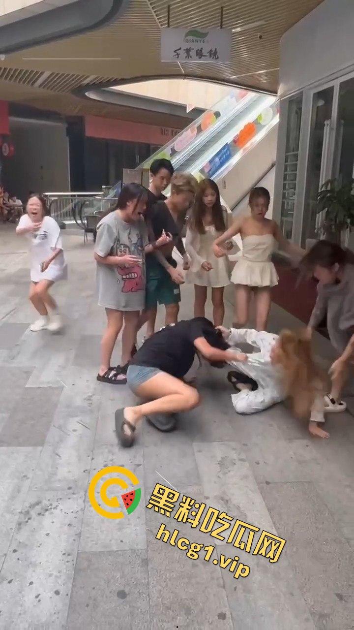 自贡市华商国际城上演精神小妹女人大战,场面火爆引人围观!